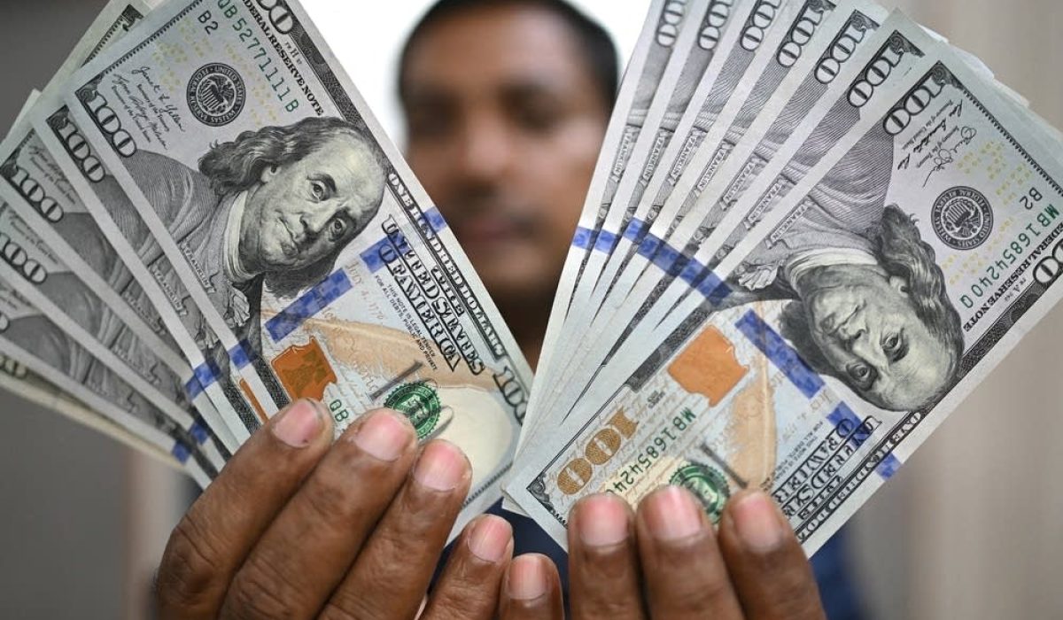 f9f49e-20250819-a-man-holds-usd100-bills-1000