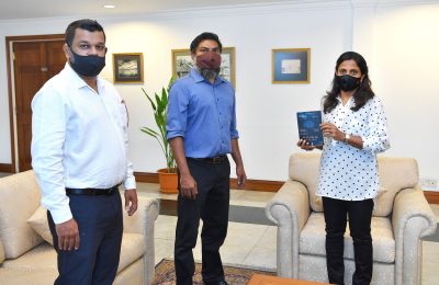 ފަސްޑްލޭޓީ ޖާރނީގެ ފޮތް ނެރެދެއްވުން. ފޮޓޯ:ރައީސްއޮފީސް