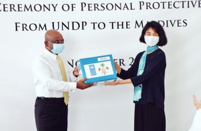 އދ ހަދިޔާކުރި ޕީޕީއީ ސަރުކާރާއި ޙަވާލުކުރުން. ފޮޓޯ:: ފޮރިން މިނިސްޓްރީ