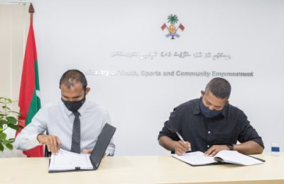 ޖިމް އިންސްޓޯލްކުރުމަށް އެއްބަސްވުމުގައި ސޮއިކުރުން. ފޮޓޯ:ޔޫތު މިނިސްޓްރީ