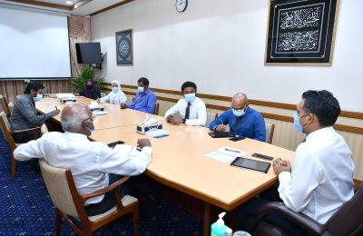 ނައިބުރައީސް ބްލަޑް ޓޮނޭޝަންގެ އިސްވެރިންނާއި ބައްދަލުކުރެއްވުން. ފޮޓޯ: ރައީސް އޮފީސް
