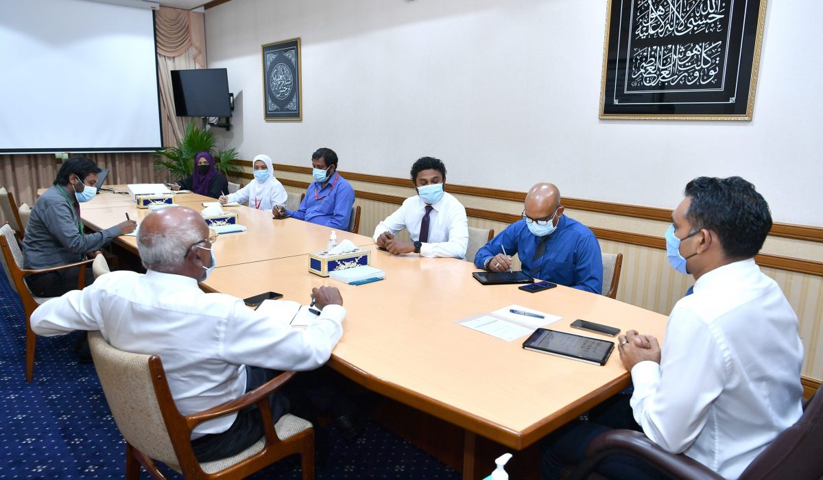 ނައިބުރައީސް ބްލަޑް ޓޮނޭޝަންގެ އިސްވެރިންނާއި ބައްދަލުކުރެއްވުން. ފޮޓޯ: ރައީސް އޮފީސް