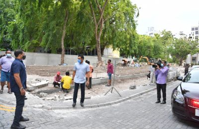 ނައިބުރައީސް ބަސް ހުއްޓި ތަރައްޤީކުރާ ސަރަހައްދުގައި. ފޮޓޯ: ރައީސްއޮފީސް