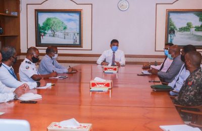 ނައިބުރައީސް އެއަރޕޯޓުގެ އިސްބޭފުޅުންނާ ބައްދަލުކުރެއްވުން. ފޮޓޯ:ރައީސްއޮފީސް