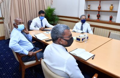 ނައިބުރައީސް ހެލްތު ކޮމިޓީގެ އިސްބޭފުޅުންނާއި ބައްދަލުކުރެއްވުން. ފޮޓޯ: ރައީސްއޮފީސް