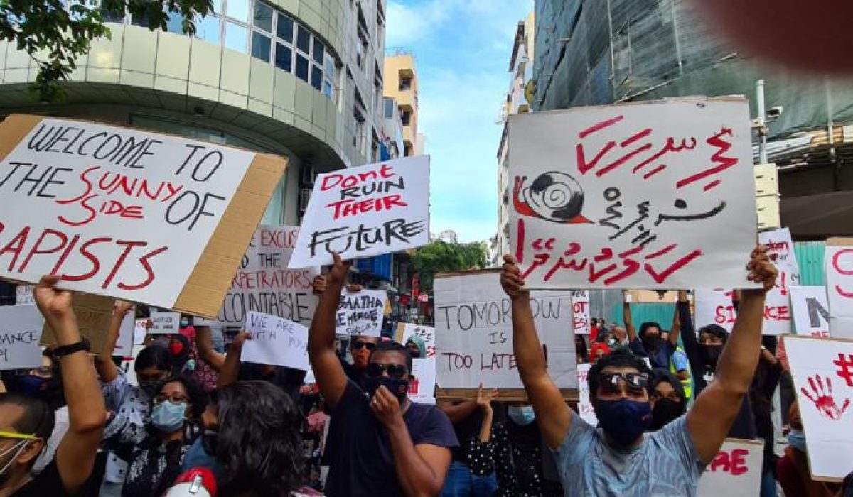 ރޭޕާއި ޖިންސީގޯނާއާ ދެކޮޅަށް އަޑުއުފުލުމަށް މަދަނީ ޖަމާޢަތްތަކެއް އިސްވެއޮވެ ޒުވާނުން ގުޅިގެން މާލެ ސިޓީގައި ކުރިއަށްގެންދިޔަ އިޙްތިޖާޖުގެ ތެރެއިން-: ފޮޓޯ: ސޯޝަލް މީޑިއާ