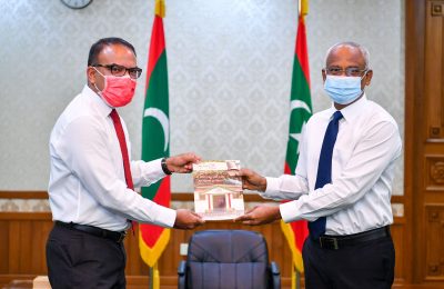 ރައީސްއަށް އީޕީއެސްގެ ހަނދާން މަޖައްލާގެ ކޮޕީއެއް ހަދިޔާކުރެއްވުން. ފޮޓޯ:ރައީސްއޮފީސް