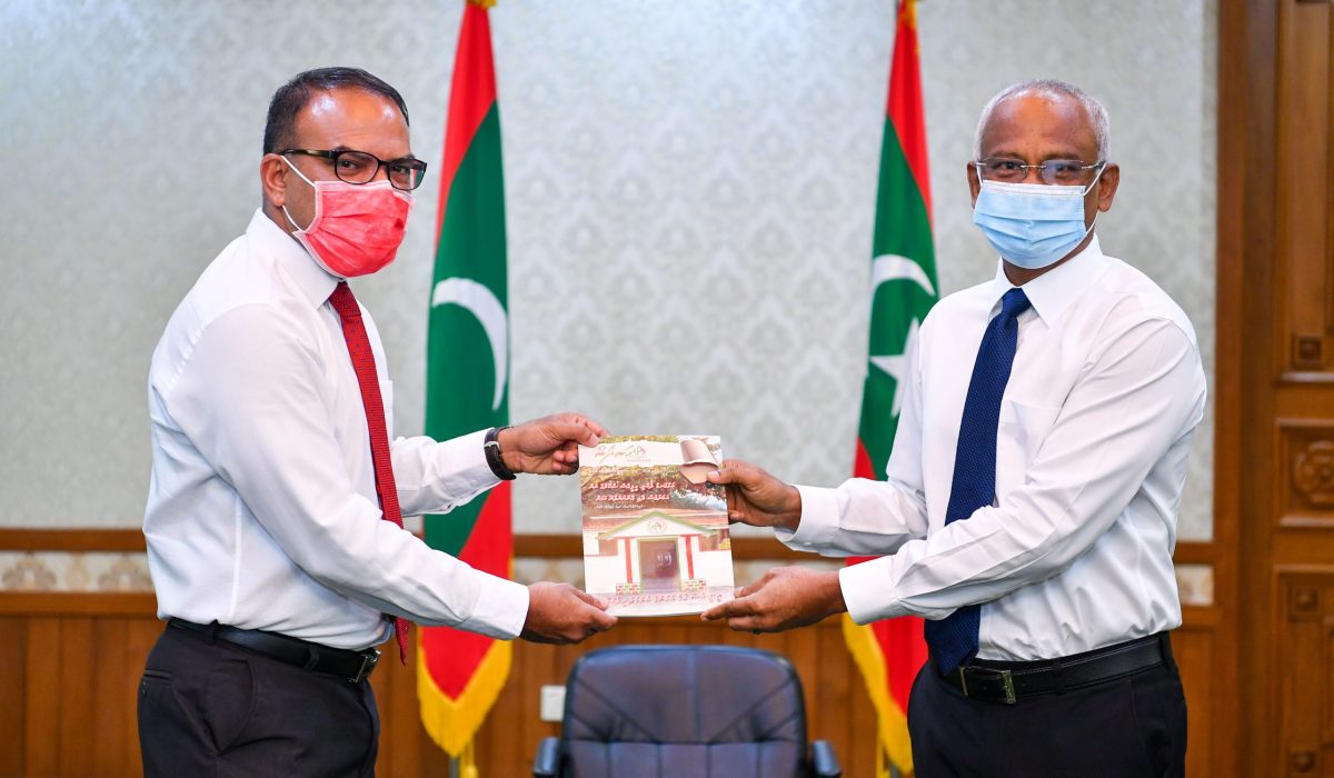 ރައީސްއަށް އީޕީއެސްގެ ހަނދާން މަޖައްލާގެ ކޮޕީއެއް ހަދިޔާކުރެއްވުން. ފޮޓޯ:ރައީސްއޮފީސް