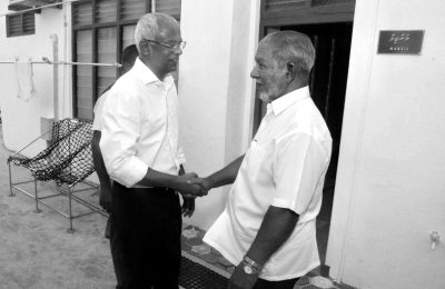 ރައީސް، އަލްމަޜްހޫމް އިބްރާހިމް ހުސައިންފުޅާއެކު ބޭއްވެވި ބައްދަލުކުރެއްވުމުގެ ތެރެއިން. ފޮޓޯ:ރައީސްއޮފީސް