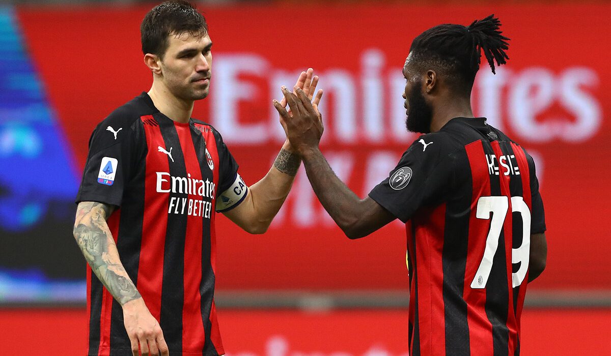 MILAN, ITALY - MARCH 03: Franck Kessie of Milan  celebrates with teammate Jens Petter Hauge  after scoring their team's first goal  during the Serie A match between AC Milan  and Udinese Calcio at Stadio Giuseppe Meazza on March 03, 2021 in Milan, Italy. Sporting stadiums around Italy remain under strict restrictions due to the Coronavirus Pandemic as Government social distancing laws prohibit fans inside venues resulting in games being played behind closed doors. (Photo by Marco Luzzani/Getty Images)