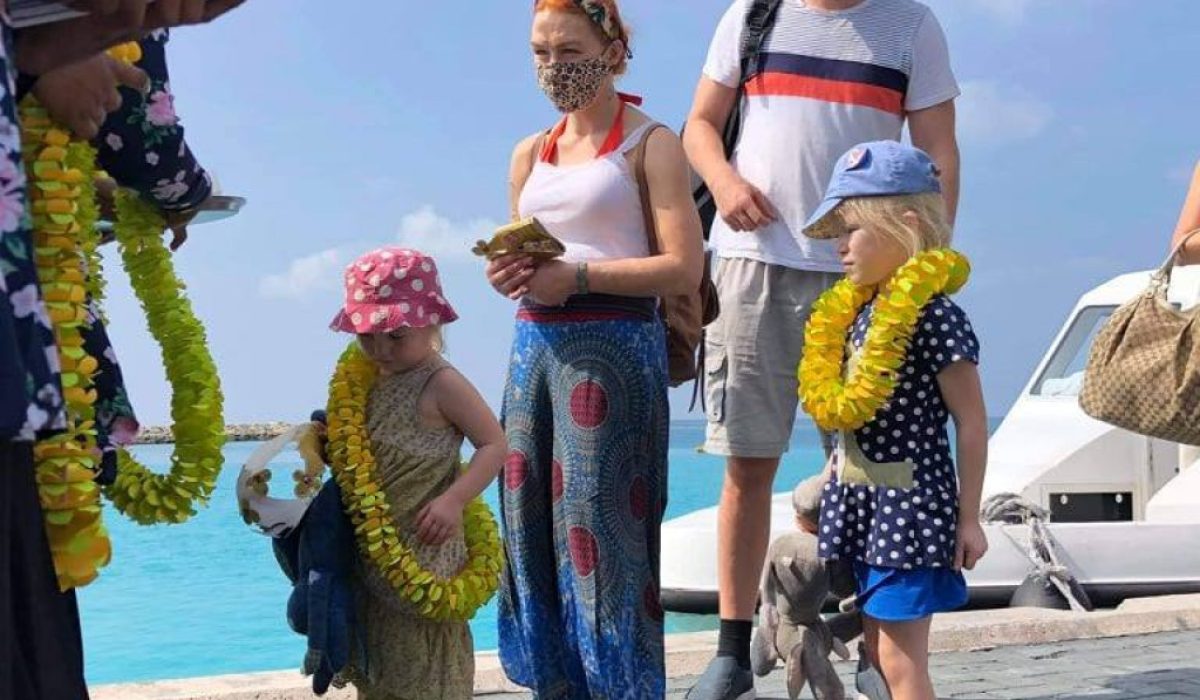 tourism-raees ރާއްޖެއަށް ޒިޔާރަތްކުރި ފަތުރުވެރިންނަށް މަރުހަބާ ކިޔަނީ